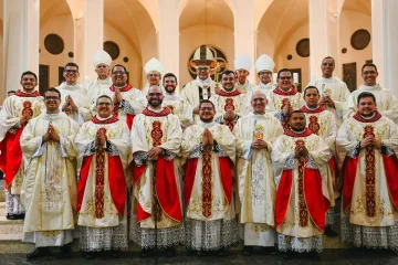 O arcebispo de Fortaleza, dom Gregório Paixão, OSB, com os 16 novos padres.