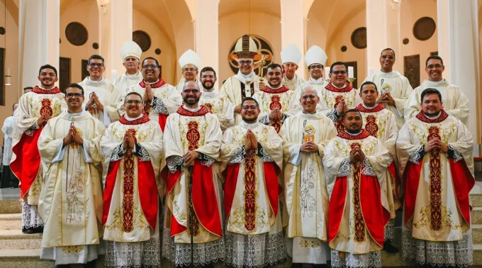 O arcebispo de Fortaleza, dom Gregório Paixão, OSB, com os 16 novos padres. ?? 