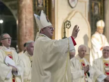 Dom David Waller, primeiro bispo do Ordinariato Católico para convertidos do anglicanismo no Reino Unido, é ordenado.