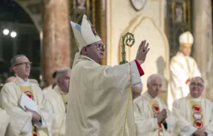 Dom David Waller, primeiro bispo do Ordinariato Católico para convertidos do anglicanismo no Reino Unido, é ordenado.