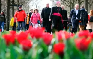 O bispo Hans van den Hende caminhando pelo Parque Keukenhof em Lisse, Holanda, em 12 de abril de 2022