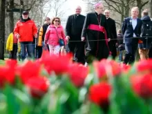 O bispo Hans van den Hende caminhando pelo Parque Keukenhof em Lisse, Holanda, em 12 de abril de 2022