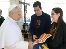 Edwin Costa e Raquel Costa, da Obra Lumen, com o papa Leão XIV