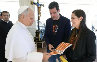 Edwin Costa e Raquel Costa, da Obra Lumen, com o papa Leão XIV