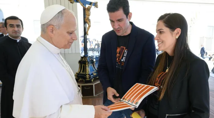 Edwin Costa e Raquel Costa, da Obra Lumen, com o papa Leão XIV