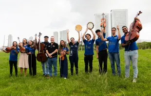 Músicos da Orquestra Criança Cidadã da periferia de Recife (PE) que se apresentarão na turnê internacional pela paz