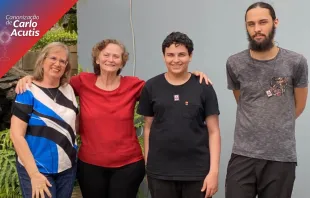 Matheus Vianna (ao centro), com a avó Solange (de camisa vermelha), o irmão Angelo e Chica, coordenadora do evento para a canonização de Carlo Acutis na capela do milagre.