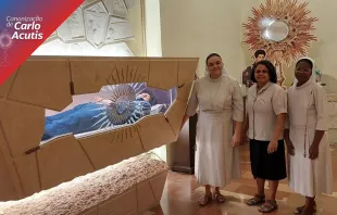 As irmãs Francisca Erineuda, Vanda Monteiro e Clara Lourenço ao lado do corpo de Carlo Acutis