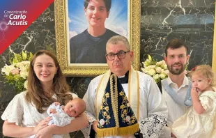 Patrick e Maria Carolina no batizado do filho Carlo Strogueia, com a filha Maria Catarina e o padre Marcelo Tenório