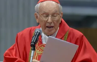 O cardeal Giovanni Battista Re celebra a missa Pro Eligendo Romano Pontifice