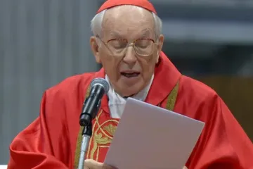 O cardeal Giovanni Battista Re celebra a missa Pro Eligendo Romano Pontifice