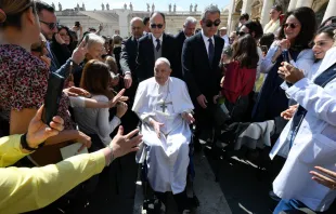 Papa Francisco em aparição surpresa na praça de São Pedro, no Vaticano.