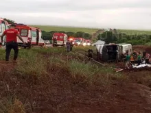 Acidente com ônibus que levava romeiros deixou 12 mortos ontem (1) na rodovia Deputado Cunha Bueno (SP-253).