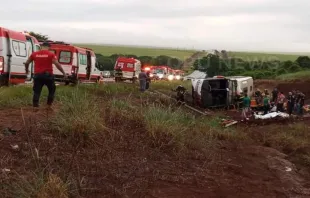 Acidente com ônibus que levava romeiros deixou 12 mortos ontem (1) na rodovia Deputado Cunha Bueno (SP-253).