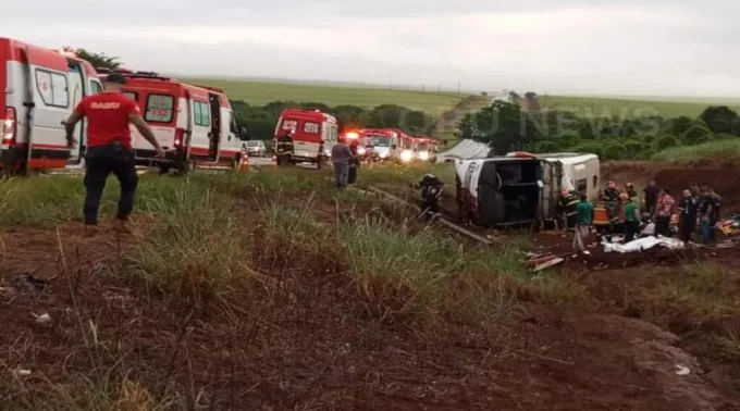 Acidente com ônibus que levava romeiros deixou 12 mortos ontem (1) na rodovia Deputado Cunha Bueno (SP-253). ?? 