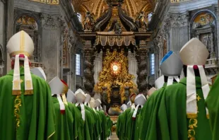 Bispos na Basílica de São Pedro para a missa de encerramento da primeira assembleia do Sínodo da Sinodalidade em 29 de outubro de 2023.