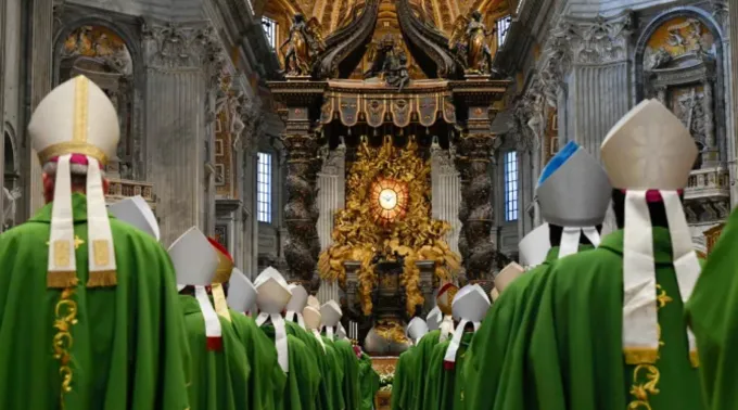 Bispos na Basílica de São Pedro para a missa de encerramento da primeira assembleia do Sínodo da Sinodalidade em 29 de outubro de 2023. ?? 