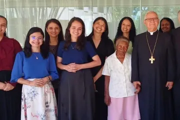 Virgens consagradas com o arcebispo emérito do Ordinariado Militar, dom Fernando Guimarães, e o núncio apostólico, dom Giambattista Diquattro