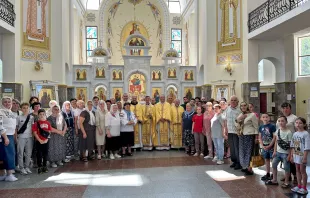 Padre Carlos Cabecinhas com a comunidade ucraniana no santuário da Mãe de Deus de Zarvanytsya