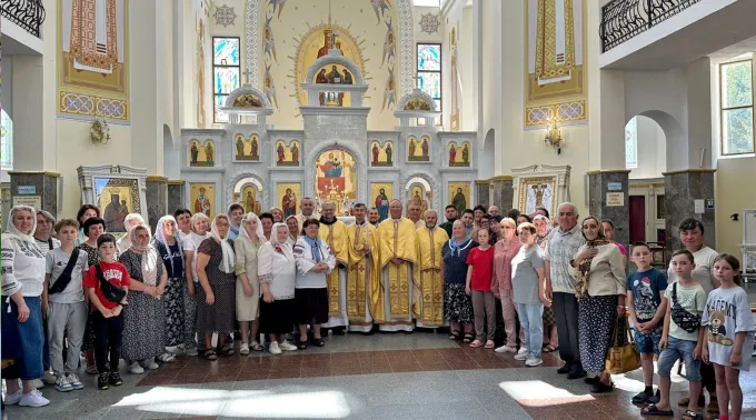 Padre Carlos Cabecinhas com a comunidade ucraniana no santuário da Mãe de Deus de Zarvanytsya