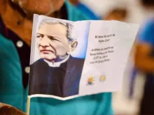 Fiel segura bandeirinha de padre Cícero