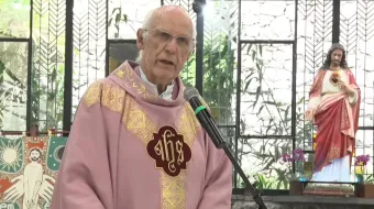 Padre Júlio Lancellotti na missa de 14 de dezembro, a última transmitida ao vivo