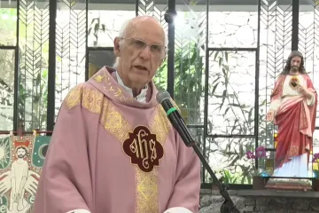 Padre Júlio Lancellotti na missa de 14 de dezembro, a última transmitida ao vivo