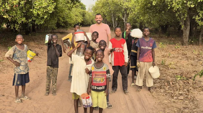 Padre Paulo Henrique Almeida com crianças na Guiné-Bissau. ?? 