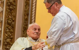 O diácono Adriano Müller com seu pai, o padre Paulo Müller