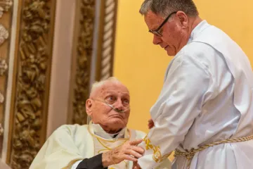 O diácono Adriano Müller com seu pai, o padre Paulo Müller