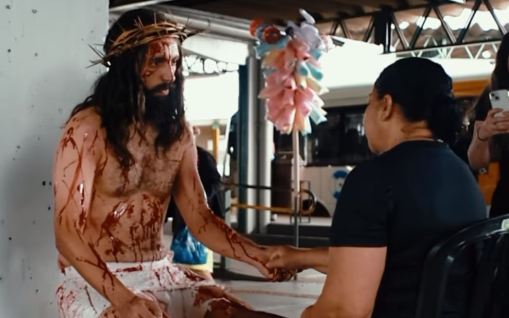  Ator vestido de Jesus emociona pessoas em terminal de ônibus de Goiânia 