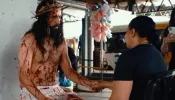 Ator vestido de Jesus emociona pessoas em terminal de ônibus de Goiânia