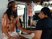 Ator vestido de Jesus no terminal Padre Pelágio, em Goiânia