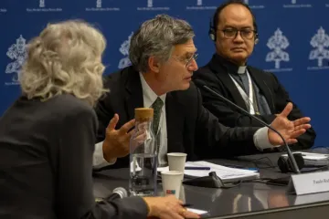 Paolo Ruffini na coletiva de imprensa do Sínodo da Sinodalidade ontem (18).
