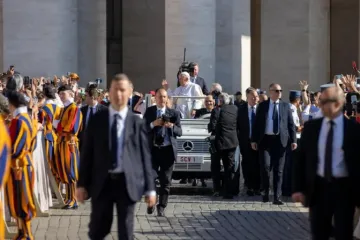 Papa Francisco chega à Praça de São Pedro hoje, 26 de junho.