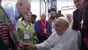 Papa Francisco abençoa bandeira do MST em encontro com líderes populares em Verona