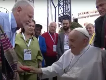 Papa Francisco abençoa a bandeira do MST em Verona no dia 18 de maio de 2024.