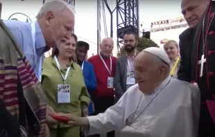 Papa Francisco abençoa a bandeira do MST em Verona no dia 18 de maio de 2024.