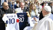 Camisas de Neymar, Messi e Mbappé abençoadas pelo papa vão a leilão pelo Rio Grande do Sul