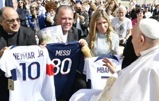 Padre Omar Raposo e o casal Carla e Rodrigo Ferro apresentam camisas de jogadores ao papa Francisco