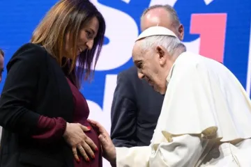Papa Francisco cumprimenta uma grávida