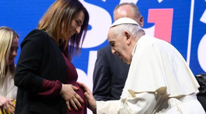 Papa Francisco cumprimenta uma grávida