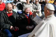 Papa Francisco cumprimenta idosos depois da Audiência Geral.