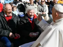 Papa Francisco com os idosos depois da Audiência Geral no Vaticano.