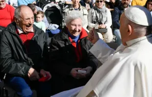 Papa Francisco com os idosos depois da Audiência Geral no Vaticano.