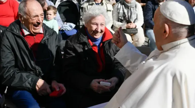 Papa Francisco com os idosos depois da Audiência Geral no Vaticano. ?? 