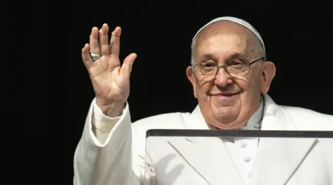 Papa Francisco cumprimenta durante o Ângelus de 8 de dezembro. ?? 