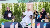Papa Francisco responde a perguntas sobre conflitos e paz diante de milhares de pessoas em Verona