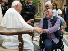 O papa Francisco com um membro da Associação Italiana de Mutilados e Inválidos do Trabalho