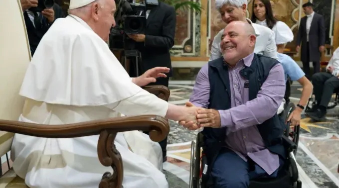 Papa Francisco e membro da Associação Italiana de Mutilados e Inválidos do Trabalho
